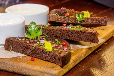 Kızarmış çavdar (Borodinsky) ekmek biber, otlar ve tuz vardır o