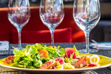 Izgara orkinos, yeşillik, domates ve yumurta salatası.