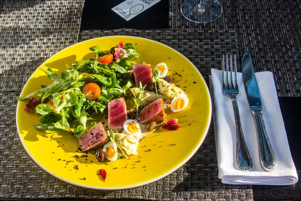 Salat mit gegrilltem Thunfisch, Gemüse, Tomaten und Ei. — Stockfoto