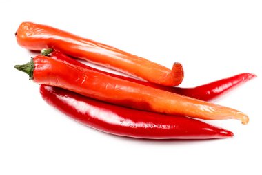 Kırmızı biber beyaz bir arka plan üzerinde yalan. İzole değil.