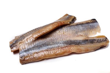 Fileto ringa balığı arkasına beyaz bir arka plan üzerinde yatıyor. Değil isol