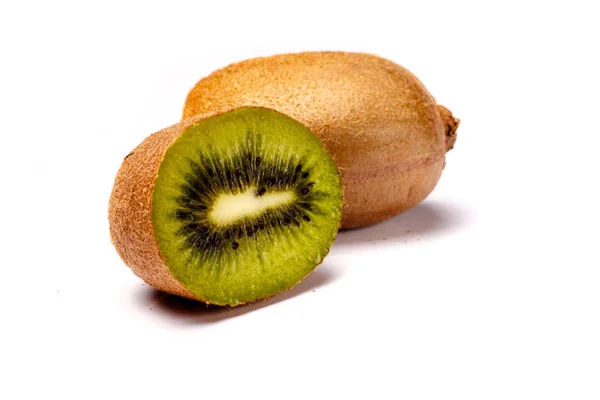 Fruta kiwi fresca cortada por la mitad sobre un fondo blanco. No es —  Fotos de Stock