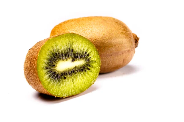 Fruta kiwi fresca cortada ao meio deitada sobre um fundo branco. Não é. — Fotografia de Stock