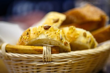 Susam ve fasulye ile buğday ekmek dilimleri sepet vardır.