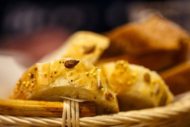 Susam ve fasulye ile buğday ekmek dilimleri sepet vardır.