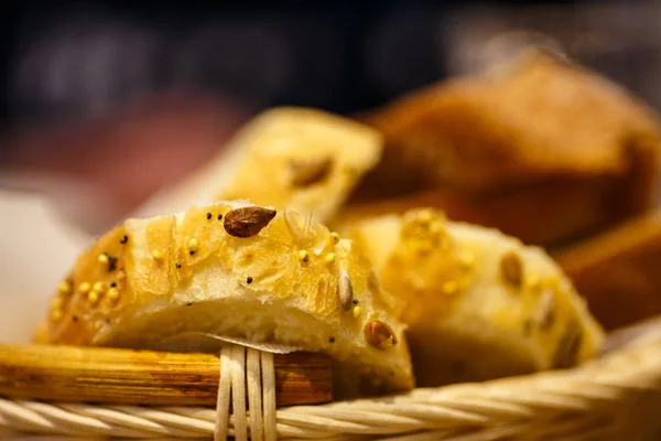 Rebanadas de pan de trigo con sésamo y frijoles son cesta . —  Fotos de Stock