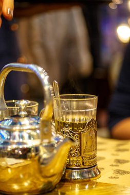 Parlak su ısıtıcısı çay ve kupa bardak tutucu hazırlamak için.