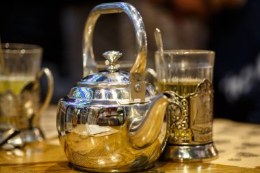 Parlak su ısıtıcısı çay ve kupa bardak tutucu hazırlamak için.