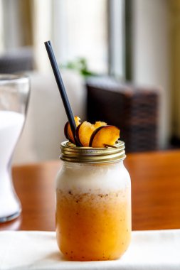 Smoothies Erik üzerinden bir kavanozun içinde dökülür. Özgün hizmet.