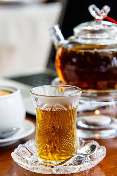 Azerbajdzsán konyha. Hagyományos tea speciális csészék, üveg — Stock Fotó