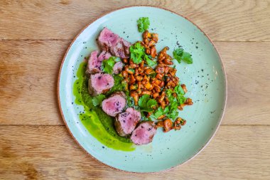 Kızarmış chanterelles bir plaka üzerinde yalan ile Dana bonfile.