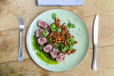 Kızarmış chanterelles bir plaka üzerinde yalan ile Dana bonfile.