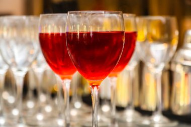 Kırmızı ya da pembe şarap boş gözlük önünde.