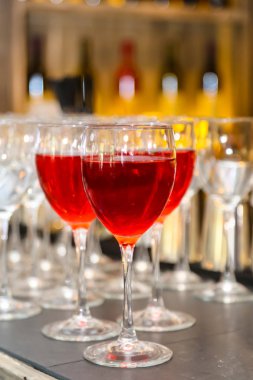 Kırmızı ya da pembe şarap boş gözlük önünde.