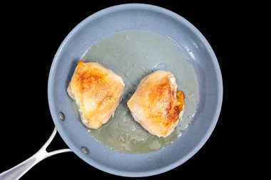 Tavuk uyluk bir tavada kızarmış. İzoleli