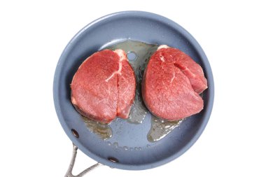 Biftek Chateaubriand bir tavada kavrulmuş. İzoleli.