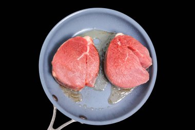 Biftek Chateaubriand bir tavada kavrulmuş. İzoleli.