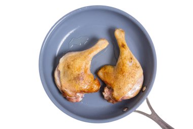 Tavuk budu bir tavada kızarmış. İzoleli