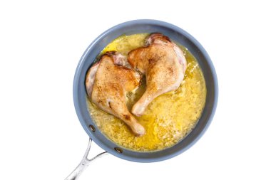 Bir tavada kızarmış tavuk. İzoleli