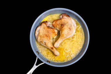 Bir tavada kızarmış tavuk. İzoleli