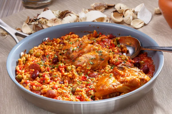 Chili con Carne mit Hühnchen in der Pfanne. — Stockfoto