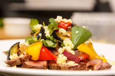 Sığır eti kavrulmuş salata (biftek), tatlı biber, quinoa, patlıcan