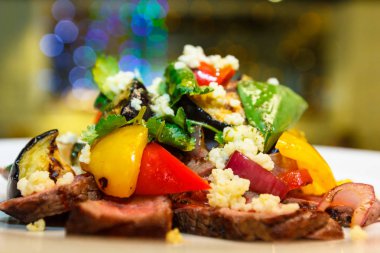 Sığır eti kavrulmuş salata (biftek), tatlı biber, quinoa, patlıcan
