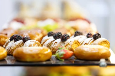 Diğer tatlılar arasında rulo kek üzerine böğürtlen vardır 