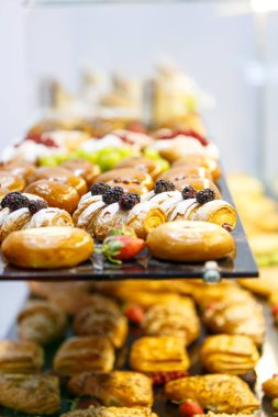 Diğer tatlılar arasında rulo kek üzerine böğürtlen vardır 