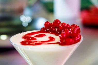 Tatlı bir cam için kırmızı kuş üzümü ile muhallebi için benzer bir 