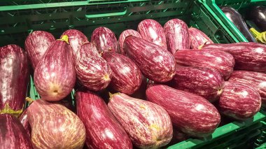 Bakkal kontuarında çizgili patlıcan.