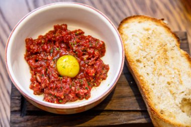 Biftek tartare Bıldırcın yumurta ve rustik ekmek.