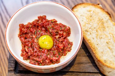 Biftek tartare Bıldırcın yumurta ve rustik ekmek.