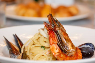 Deniz ürünleri (karides, kalamar, midye spagetti).