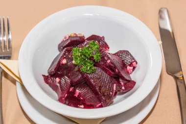 Sarımsak, çam fıstığı ve maydanoz ile pancar salatası.