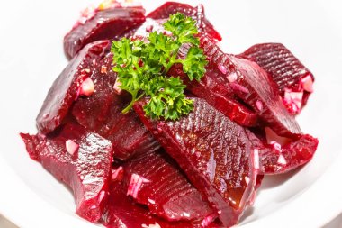 Sarımsak, çam fıstığı ve maydanoz ile pancar salatası.