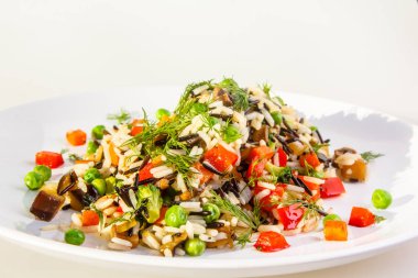 Siyah ve beyaz pirinç pişmiş sebze ile (biber, patlıcan, 