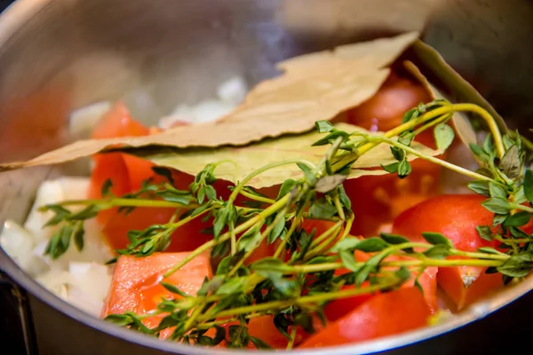 Κλωνάρια ρίγανη στο ζεστό λαχανικά (ντομάτες, πιπεριές, o — Φωτογραφία Αρχείου