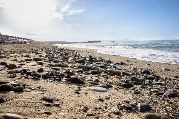 De pebble stenen liggen op het strand zee zand. — Stockfoto