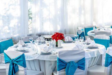 Akşam yemeği için bir ülkede ayarla bir masa örtüsü ile yuvarlak beyaz masası 