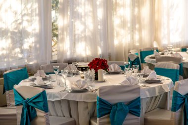 Akşam yemeği için bir ülkede ayarla bir masa örtüsü ile yuvarlak beyaz masası 