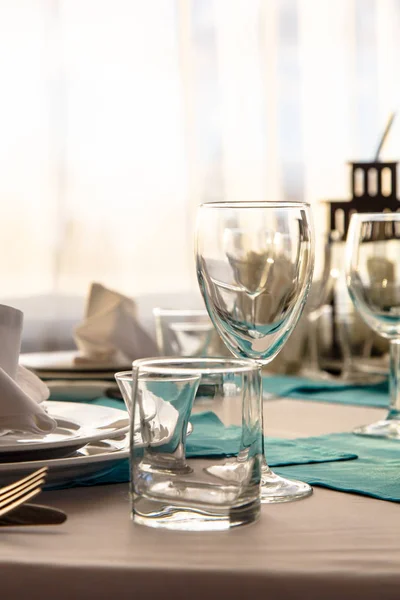 Leinen Serviette auf einem Teller auf dem Tisch mit einem weißen Tischtuch bedeckt — Stockfoto