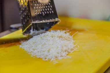 Cook Peynir rende makarna veya risotto üzerinde losyonları.