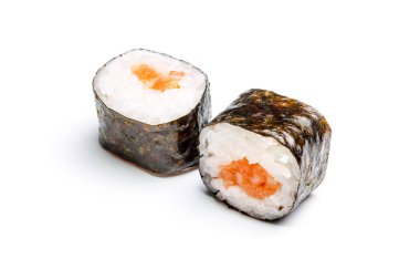 Beyaz arka plan üzerinde rulo somon. İzole değil.