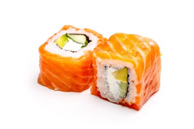 Beyaz bir arka plan üzerinde California suşi. İzole değil.