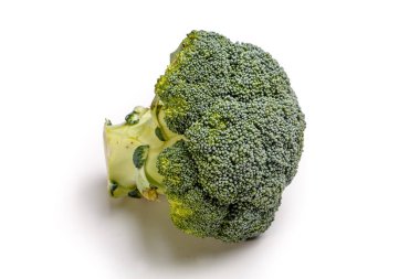 Beyaz bir arka plan üzerinde çiğ brokoli. İzole değil.