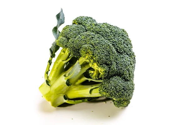Broccoli crudi su fondo bianco. Non isolato . — Foto Stock