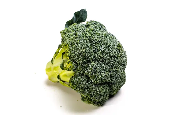 Roher Brokkoli auf weißem Hintergrund. Kein Einzelfall. — Stockfoto