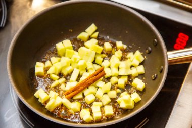 Dilimlenmiş elma ile tarçın şeker tavada kızarmış