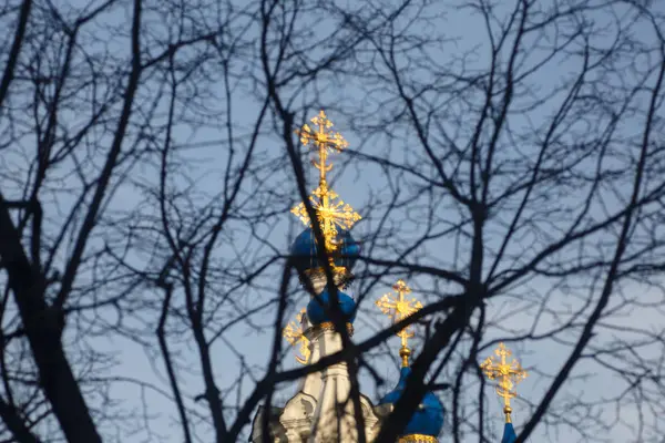 Cúpulas y cruces de la Iglesia Ortodoxa Rusa a través del sujetador — Foto de Stock